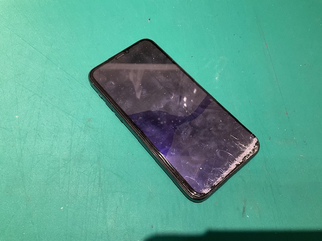 iPhone11Pro (アイフォン) 画面が割れてタッチ反応が効かない！　画面交換修理　スマホ修理工房新狭山店
