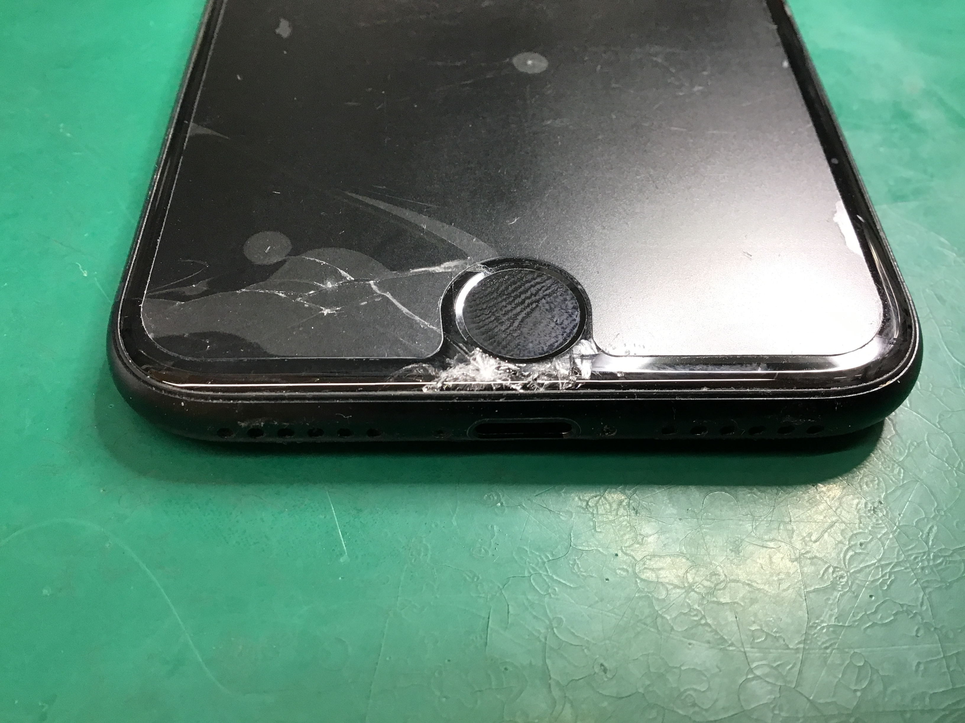 iPhoneSE3の液晶交換は、データそのまま・即日修理のスマホ修理工房京王聖蹟桜ヶ丘ショッピングセンターB館店へ！