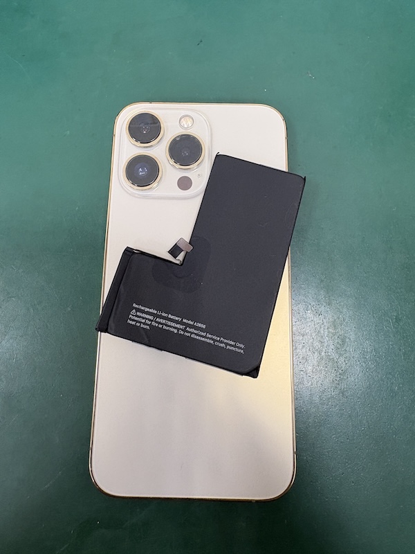 iPhone13Pro 落としたらカメラレンズがピンポイントで割れた、、🥹