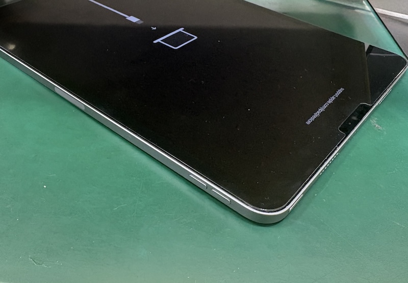 iPad8 ずっと問題なく使っていたのに突然電源ボタンが陥没した、、😰