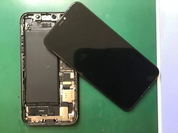 iPhone8のバッテリー交換ならデータをそのまま・最短即日修理のスマホ修理工房ラザウォーク甲斐双葉店へ