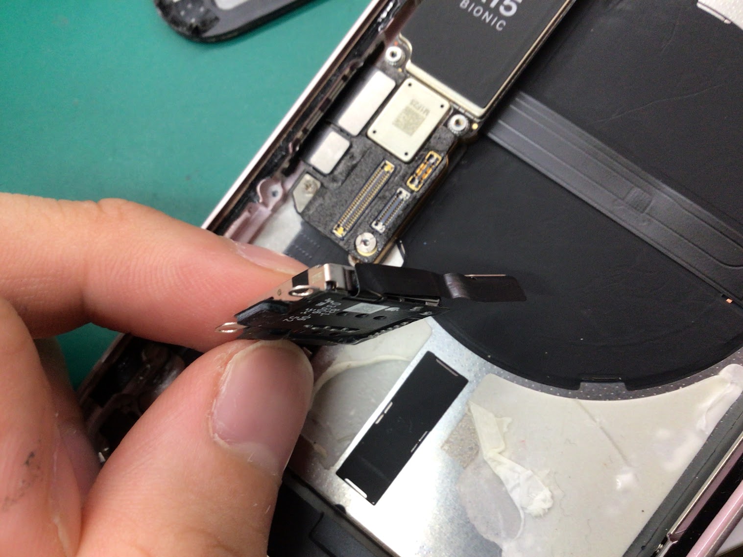 iPhone13の修理なら海老名ビナウォーク店へ！