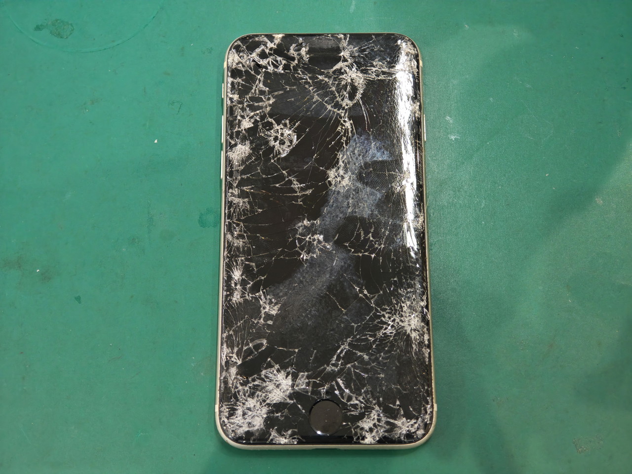 iPhone SE3画面バキバキでも諦めないで!画面交換で直ることがほとんどです