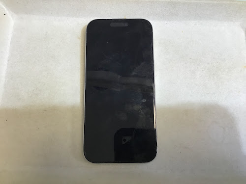 チタニウムフレームと極細ベゼルが描く密着構造。iPhone 16 Proの画面破砕に対する精密打痕処理と液晶