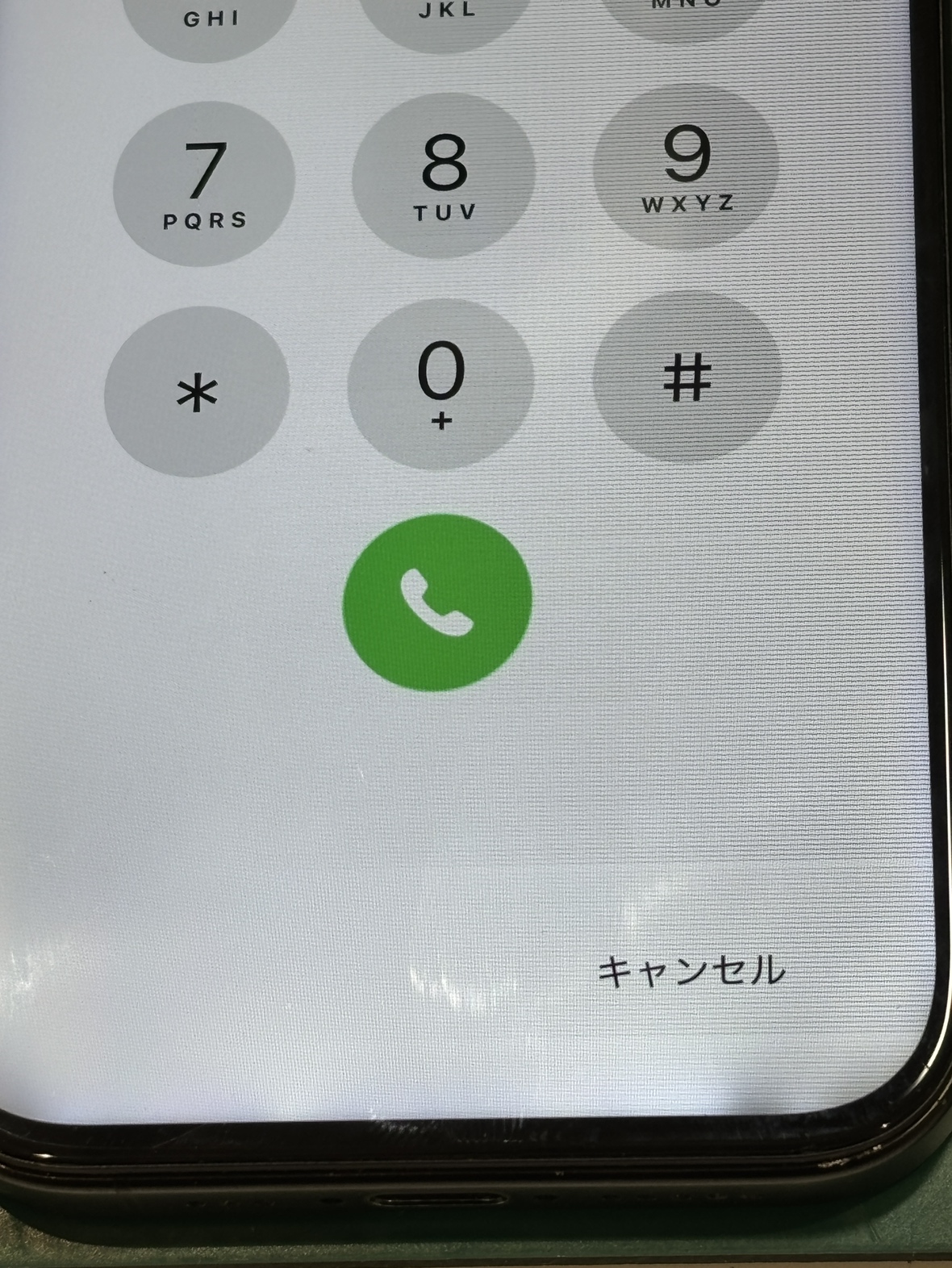 iPhone15 Proの画面に横線が出た！そのまま使って大丈夫？最短20分の画面交換修理で改善した事例をご紹介