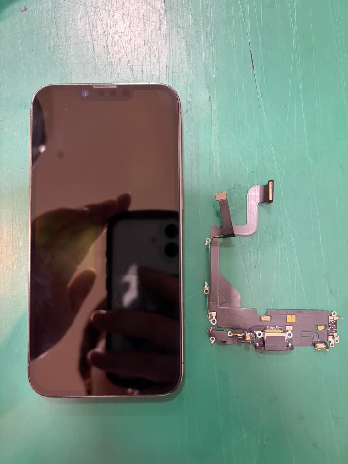 【iPhone 13Pro】の充電コネクタ交換の修理を承りました-スマホ修理工房和光市駅北口店-