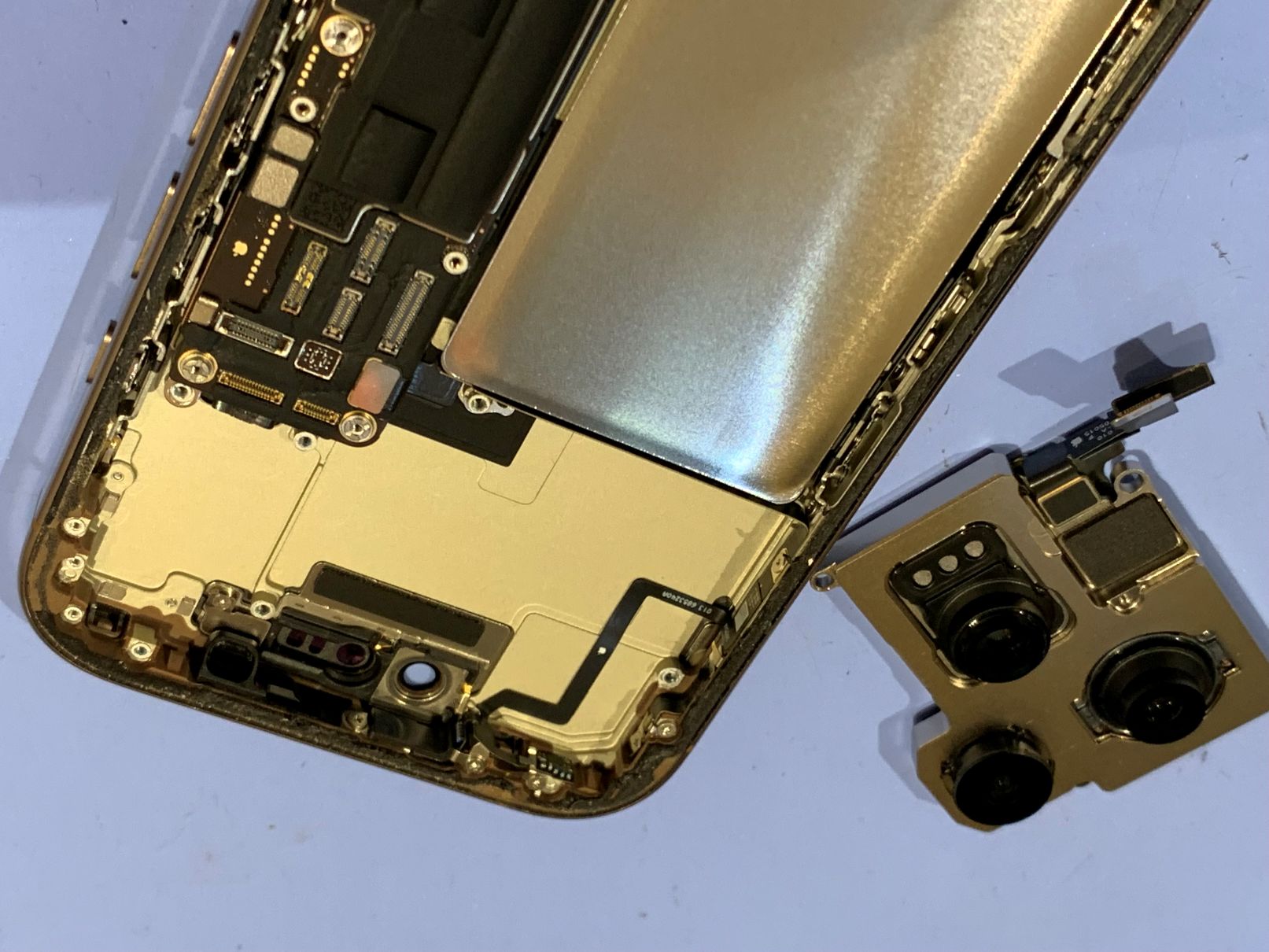 iPhone16Proカメラが切り替わらない/草加市からご来店【スマホ修理工房フレスポ八潮店】