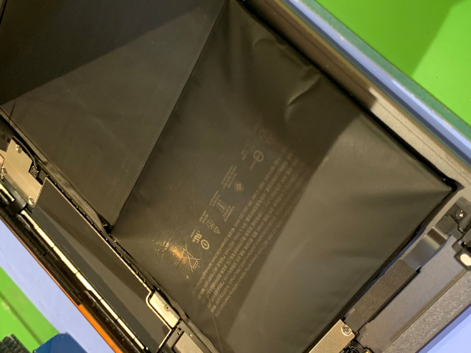 iPad第9世代バッテリー膨張 / 三郷市からご来店【スマホ修理工房フレスポ八潮店】