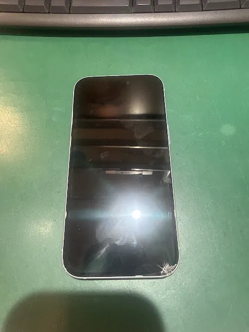 iPhone 15におけるDynamic Island搭載OLEDパネルの破損メカニズムとモジュール換装の実務工程
