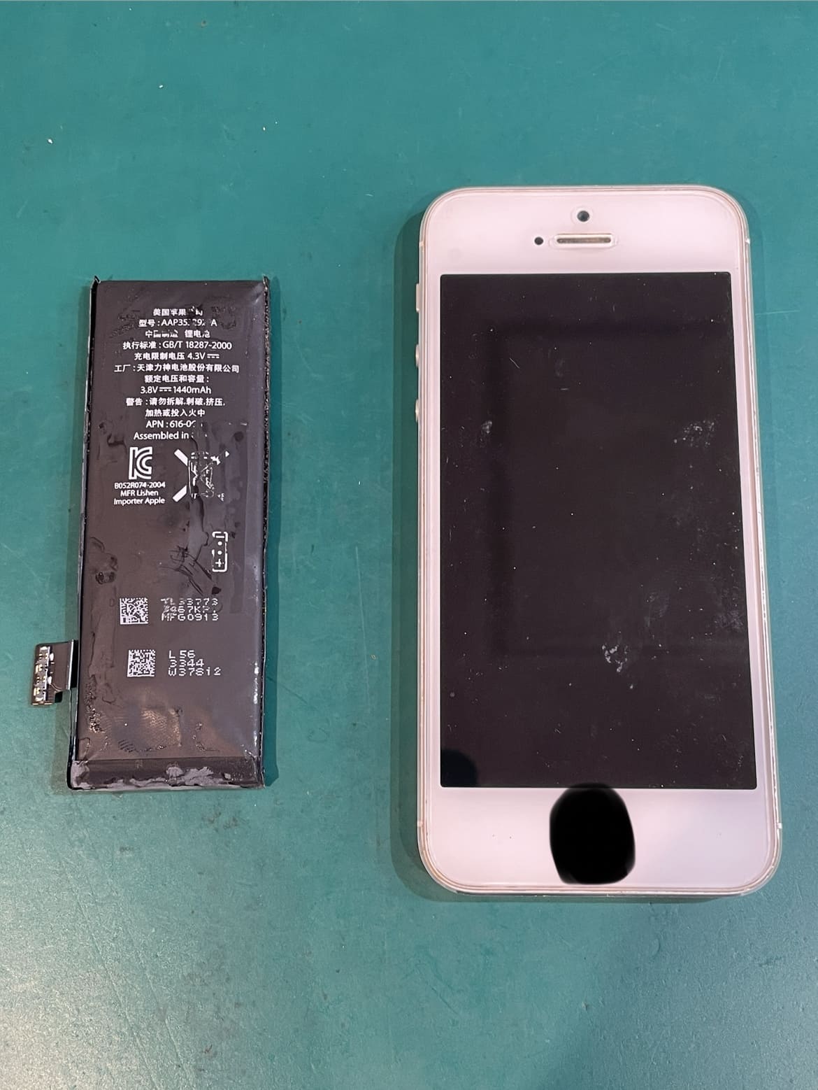 iPhone 5のバッテリー交換　バッテリー膨張