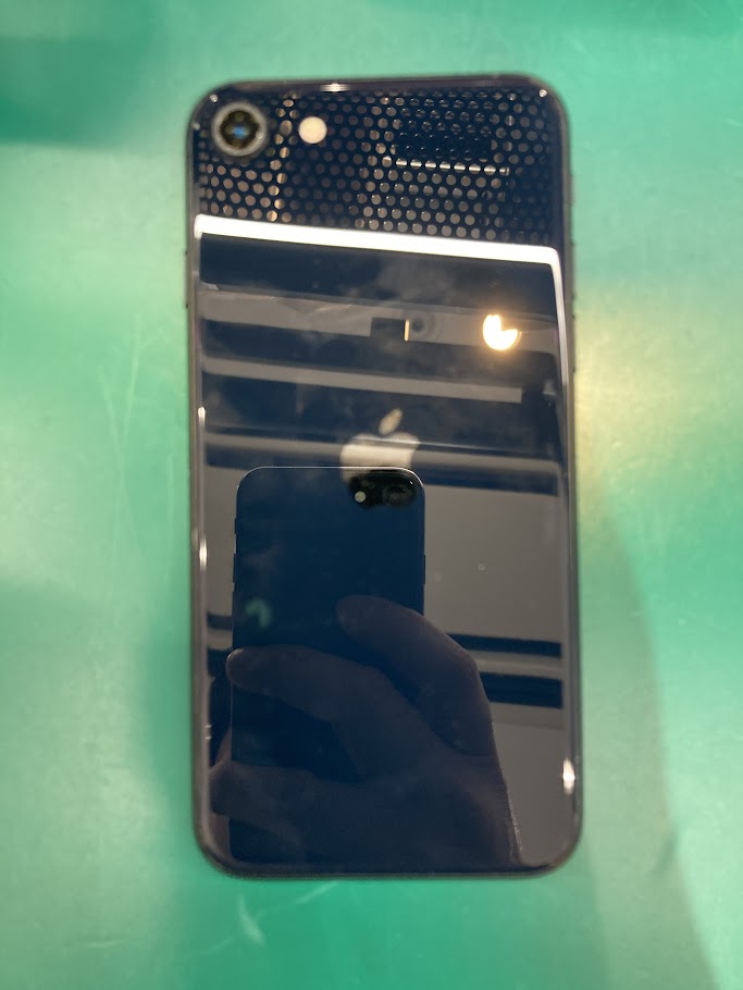 パンパンに膨らんだ恐怖のiPhone SE