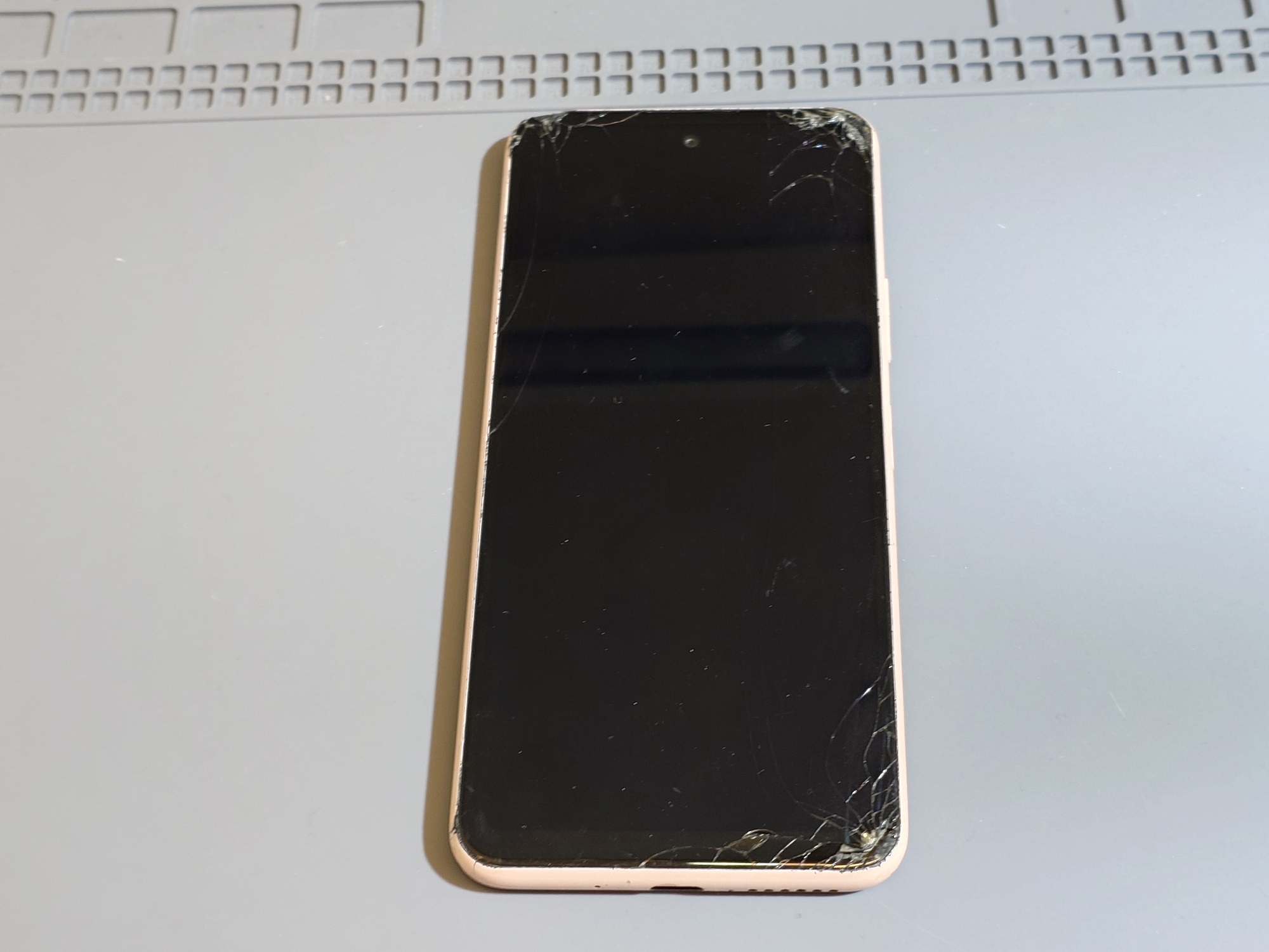 ZTE Libero5GⅡ(ゼットティーイーリベロファイブジーツー)画面が割れた⁉おまかせください!!【スマホ修理工房札幌店】