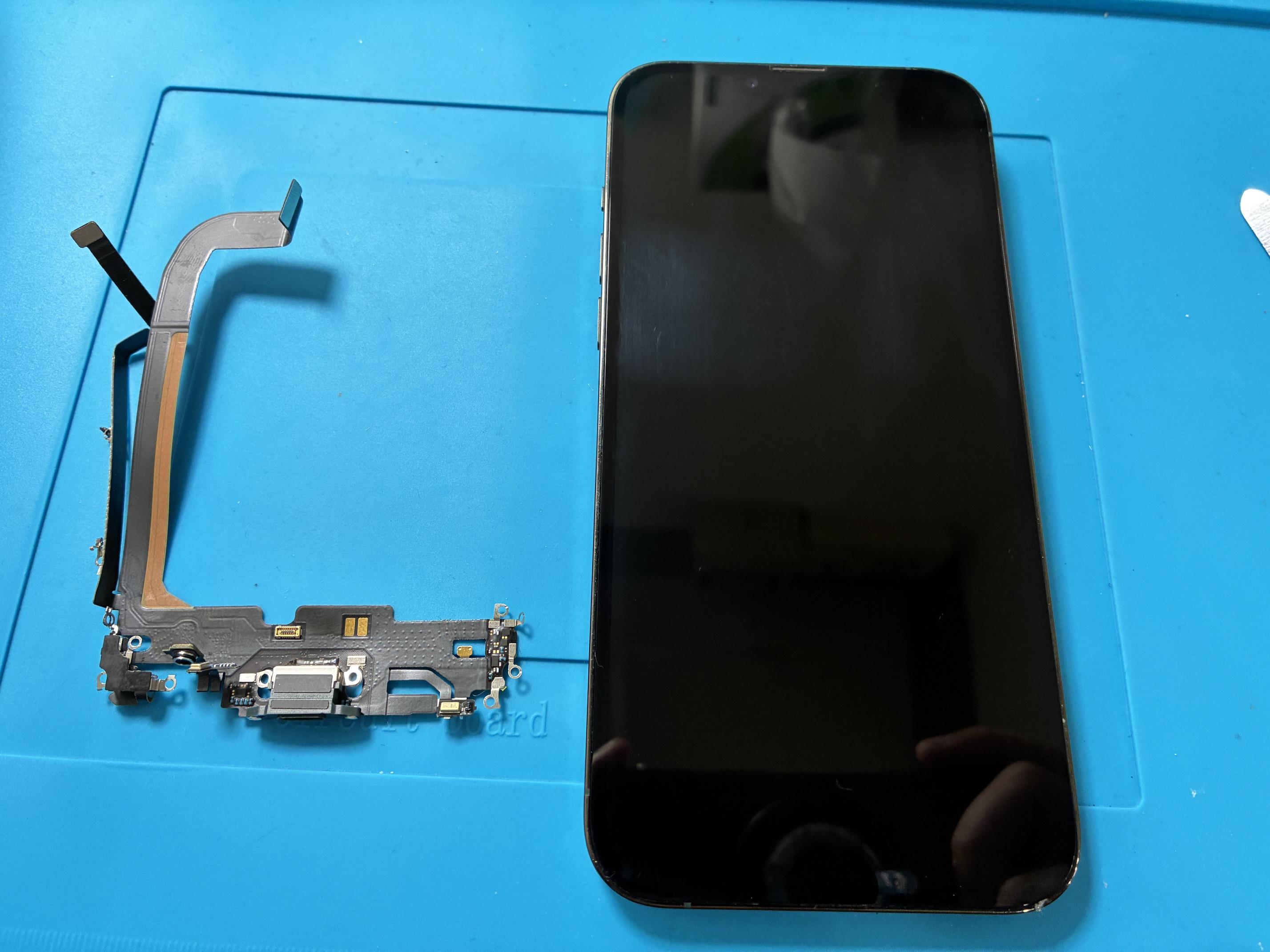 大阪府からお越しのお客様よりiPhone13ProMaxの充電口交換をご依頼いただきました！