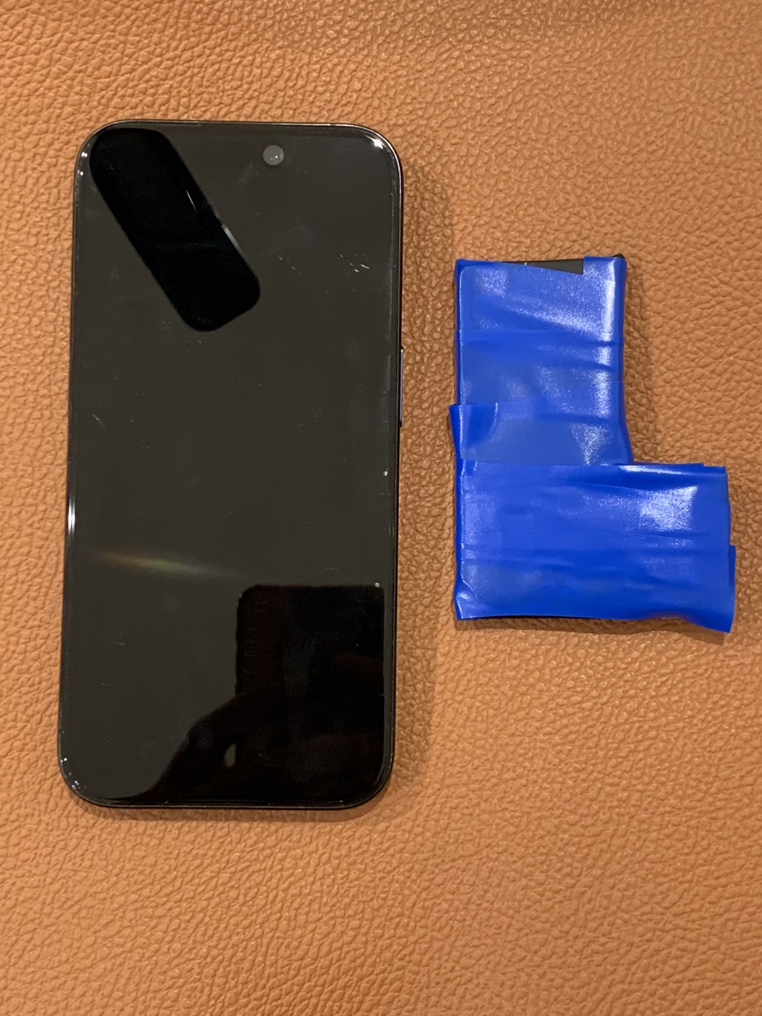 バッテリーが膨張してしまったiPhone15Pro（アイフォン）バッテリー交換を承りました！！