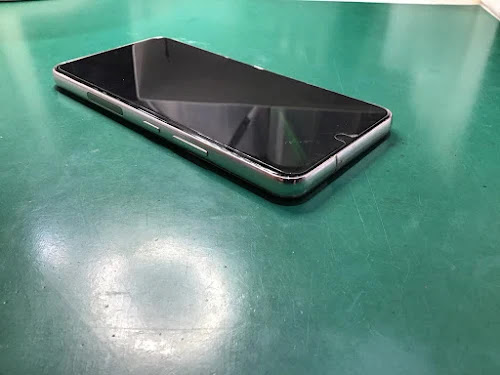 iPhone 14における前面パネル損傷時の内部構造特性とディスプレイ表示