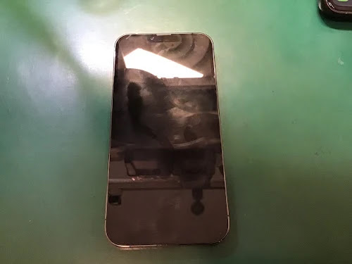 iPhone 13 Pro Maxにおけるステンレスフレーム構造とテクスチャードガラス背面交換の精密技術手順