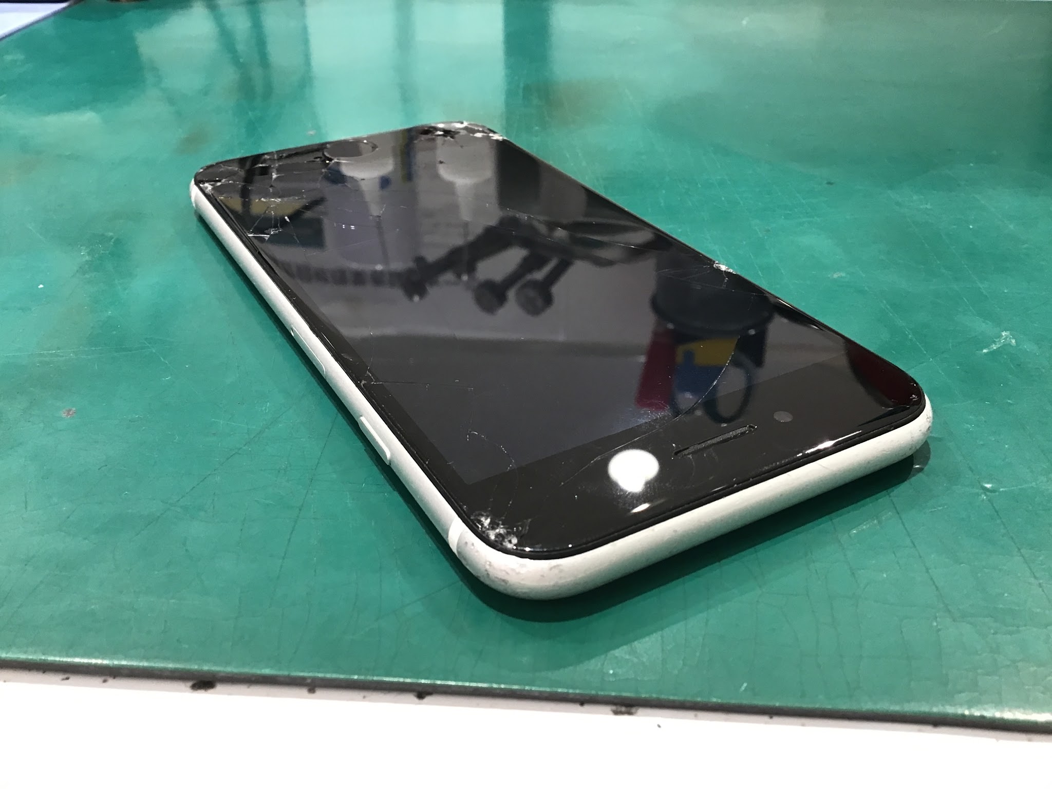 iPhoneSE第２世代の画面交換を行いました。【スマホ修理工房丸井錦糸町店】