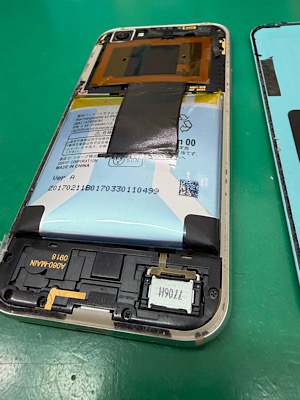 AQUOS R(アクオスアール) バッテリー膨張、交換【江古田店】