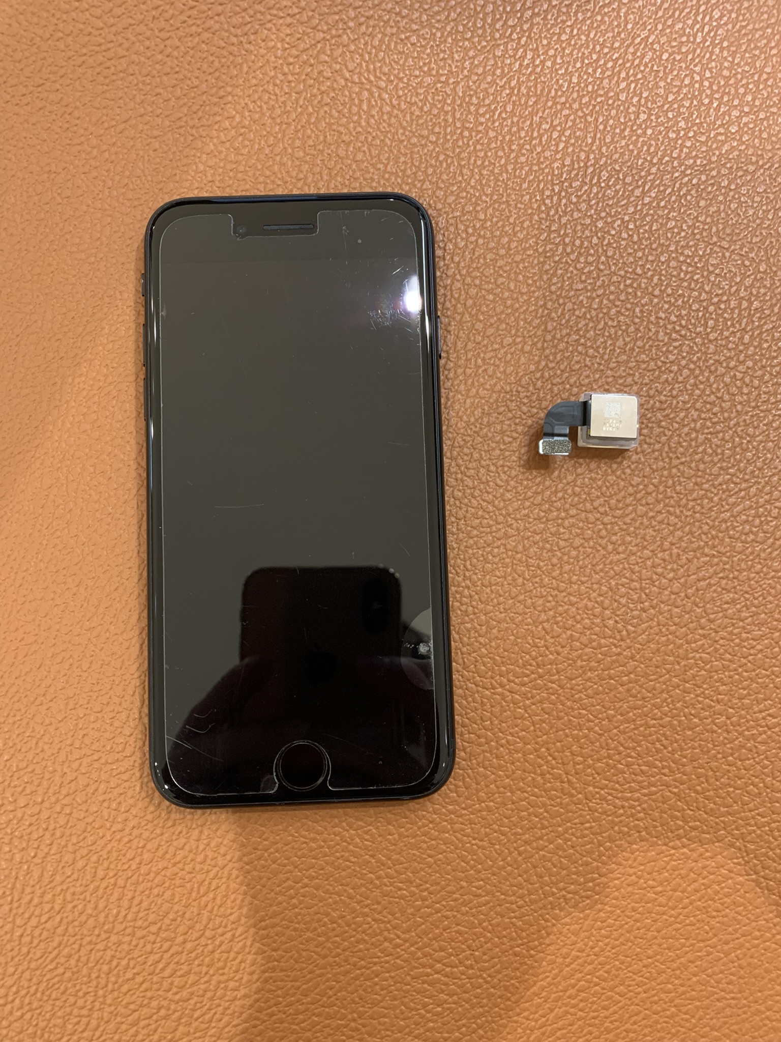 アウトカメラが割れているiPhoneSE3（アイフォン）のカメラレンズ交換を承りました！！