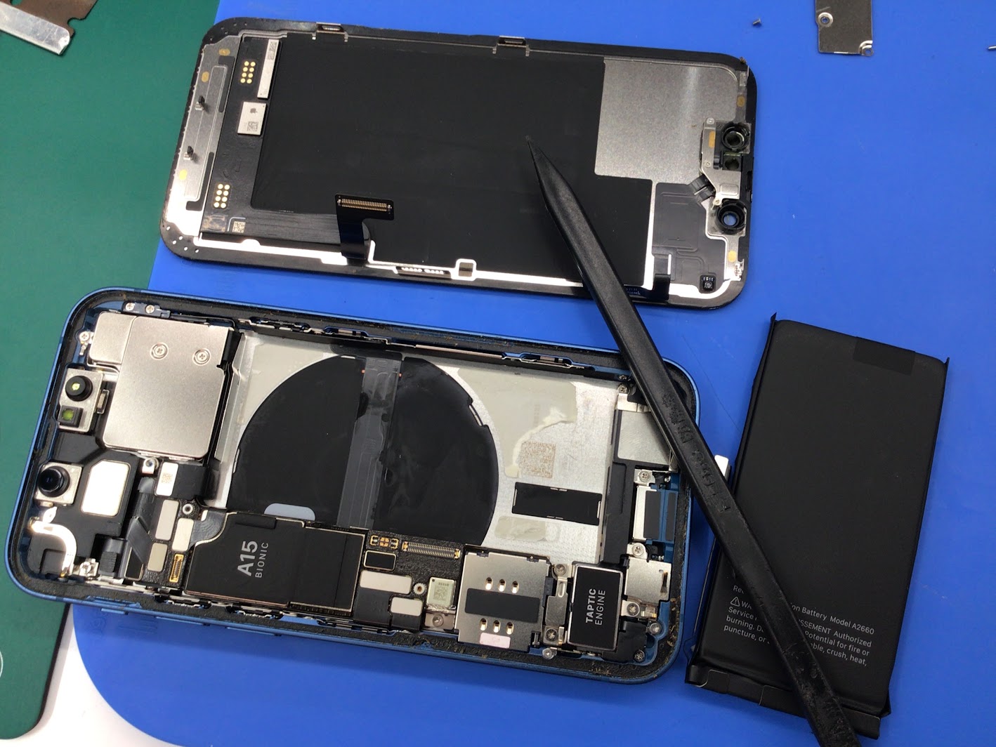 【絶対NG】スマホを水没させたら「やってはいけない」3つのこと！正しい応急処置をプロが解説