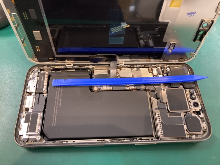iPhone15ProMax分解中の様子・OLEDパネル交換作業(修理工房さいか屋横須賀店)