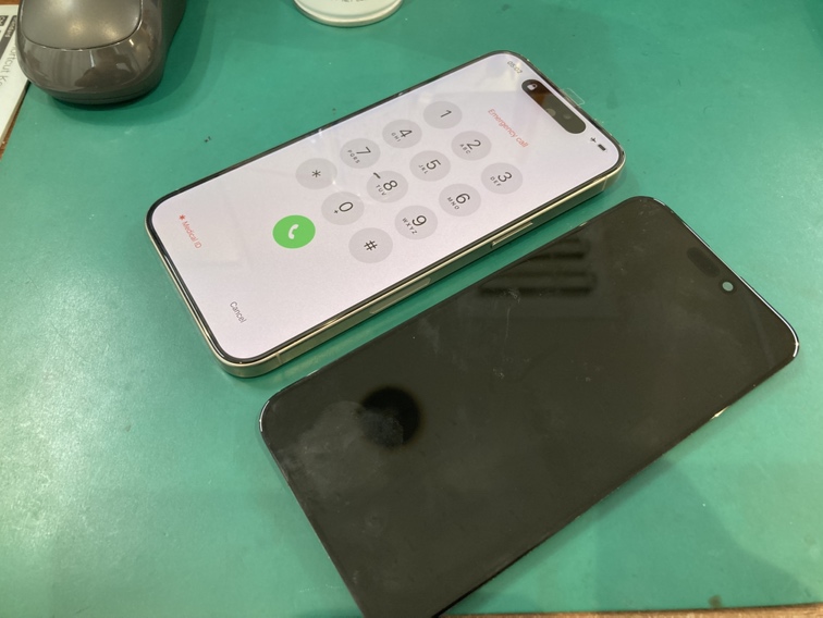 iPhone15ProMax OLEDパネル交換完了後の正常表示確認(横須賀対応)
