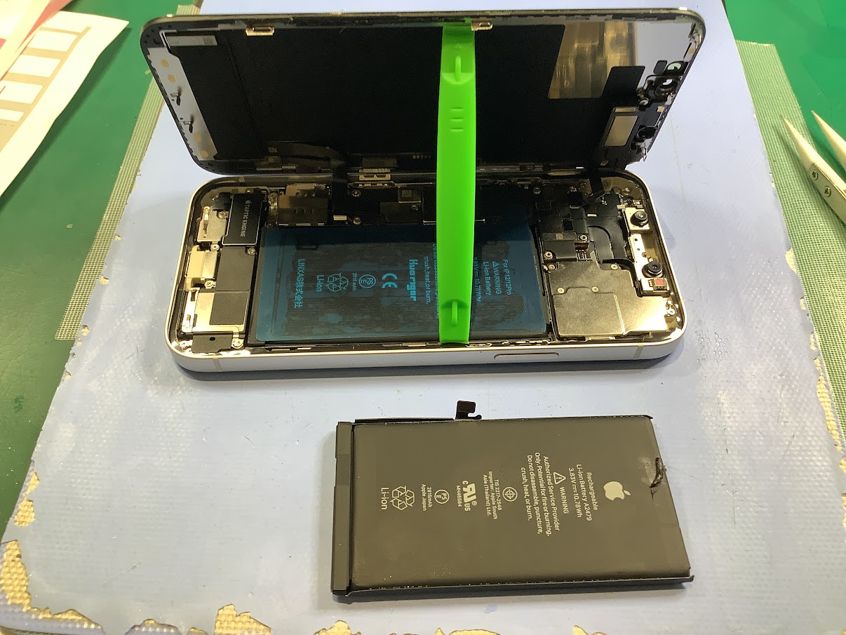 iPhone12のバッテリー交換ならデータをそのまま・最短即日修理のスマホ修理工房ラザウォーク甲斐双葉店へ