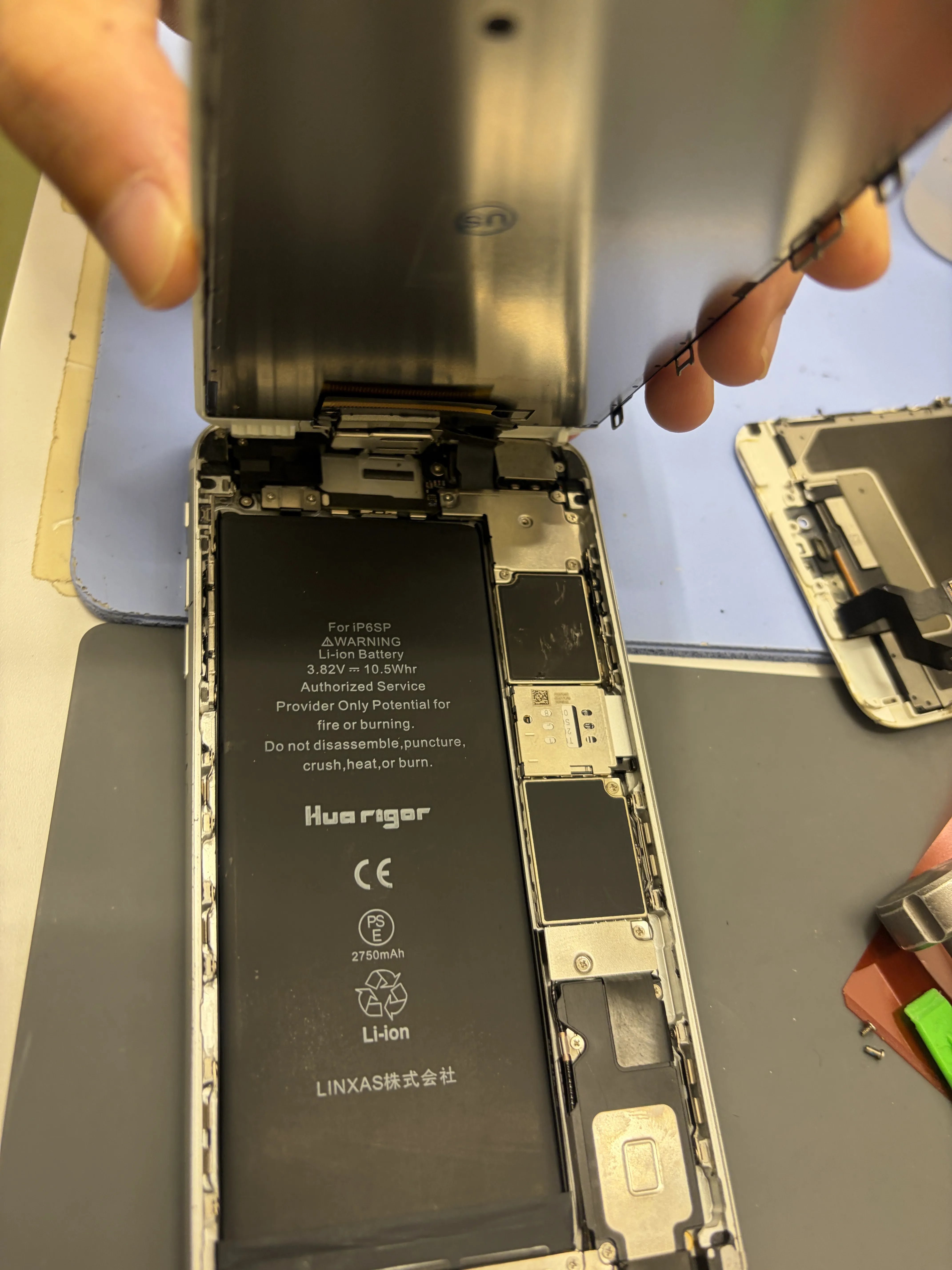iPhoneSEのバッテリー修理　データをそのまま・最短即日修理のスマホ修理工房八王子オクトーレ店にご相談ください！