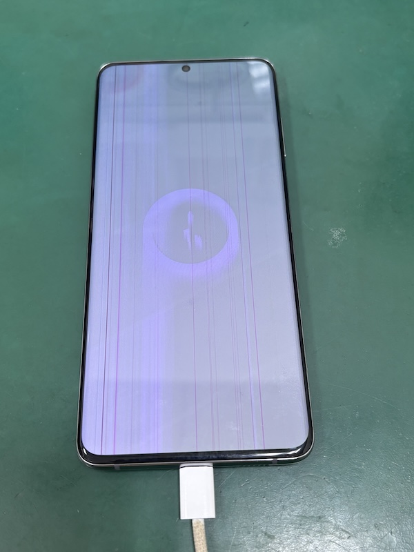 Galaxy S20Plus 最初何本か線が入り気づいたら画面も真っ白に
