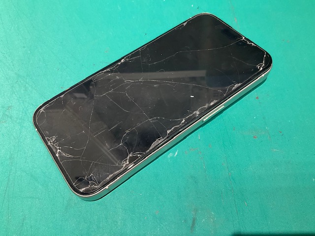 バッテリー膨張で起動不能になったiPhone 15 Proの交換修理！  スマホ修理工房新狭山店
