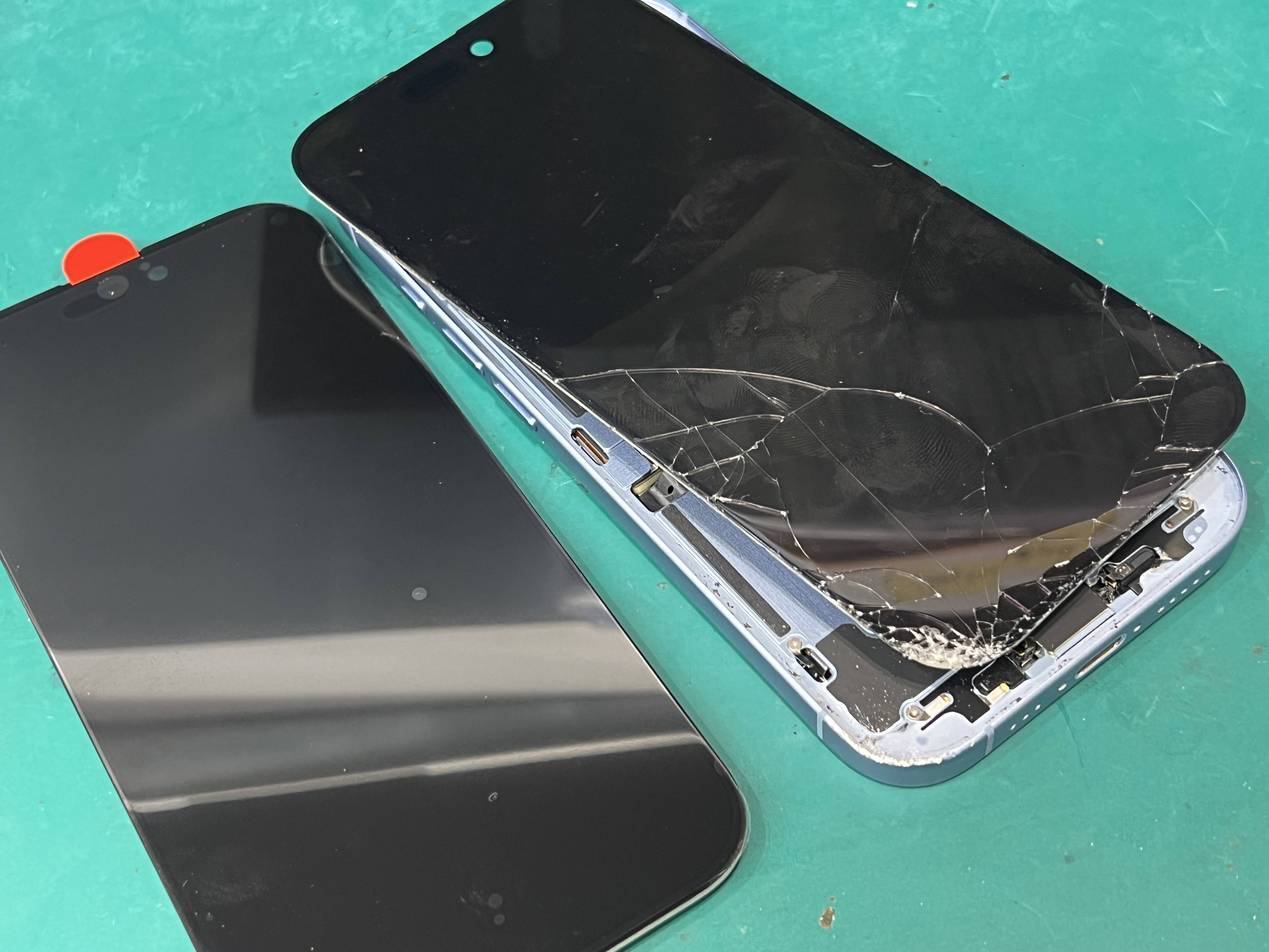 iPhone17の画面が割れました！画面交換修理です！