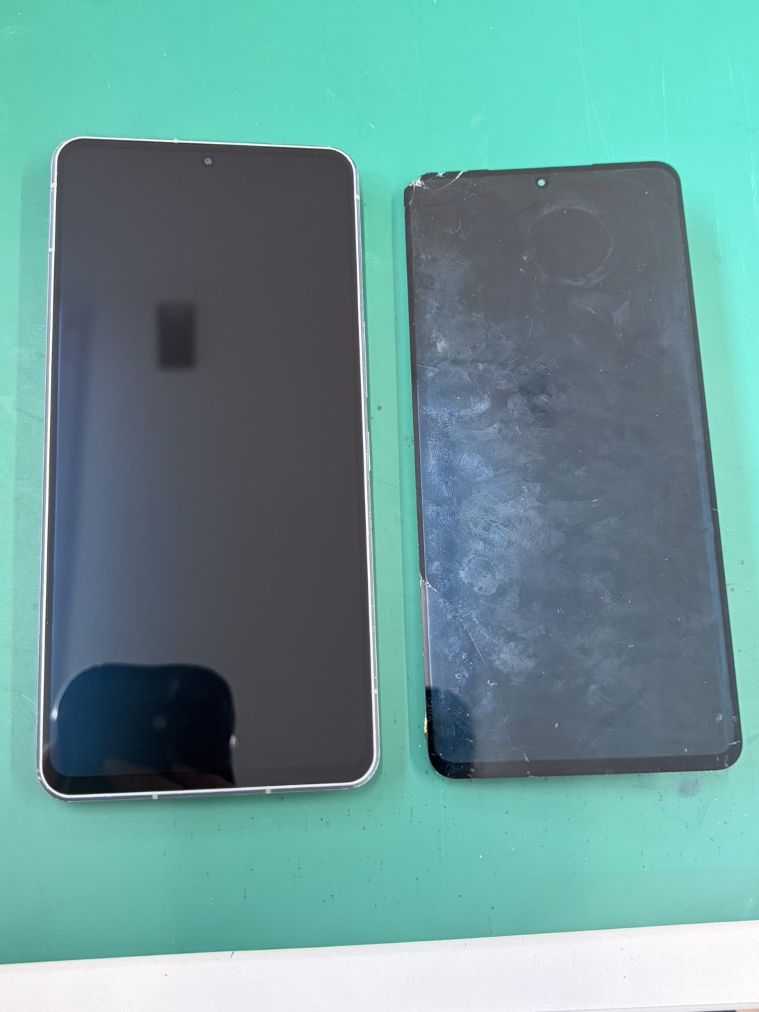 一瞬だけ光るAQUOSR7、画面交換で復活！　-スマホ修理工房北朝霞店-