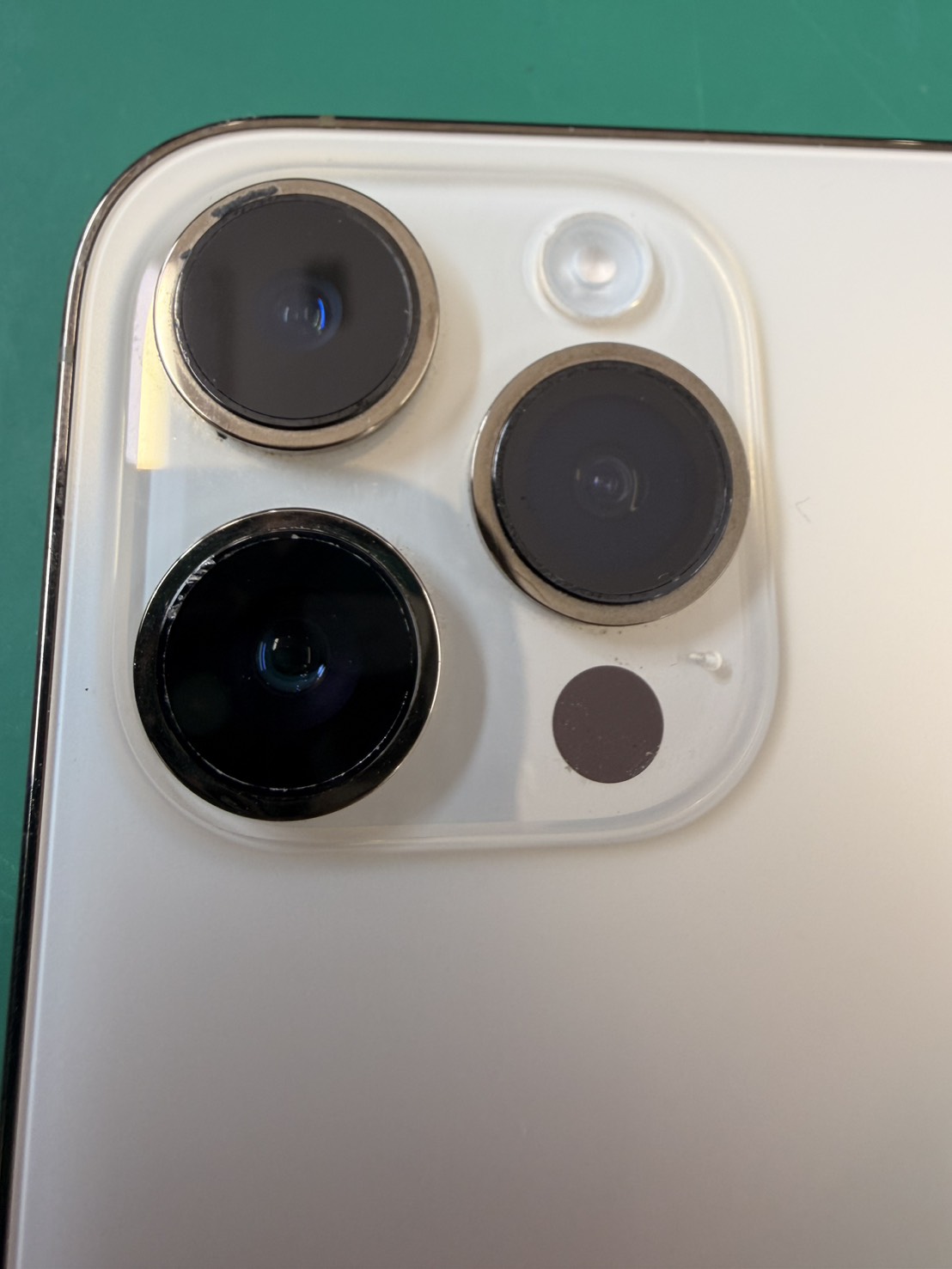 写真にも影響？ひび割れた広角レンズを交換修理！　-スマホ修理工房　北朝霞店-