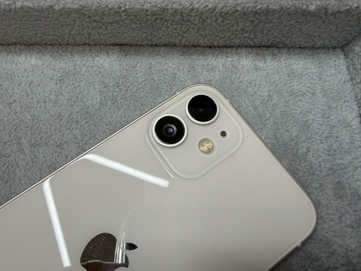 iPhone12miniのカメラ部分に水没痕が残った状態(横浜関内・修理工房横浜関内店)