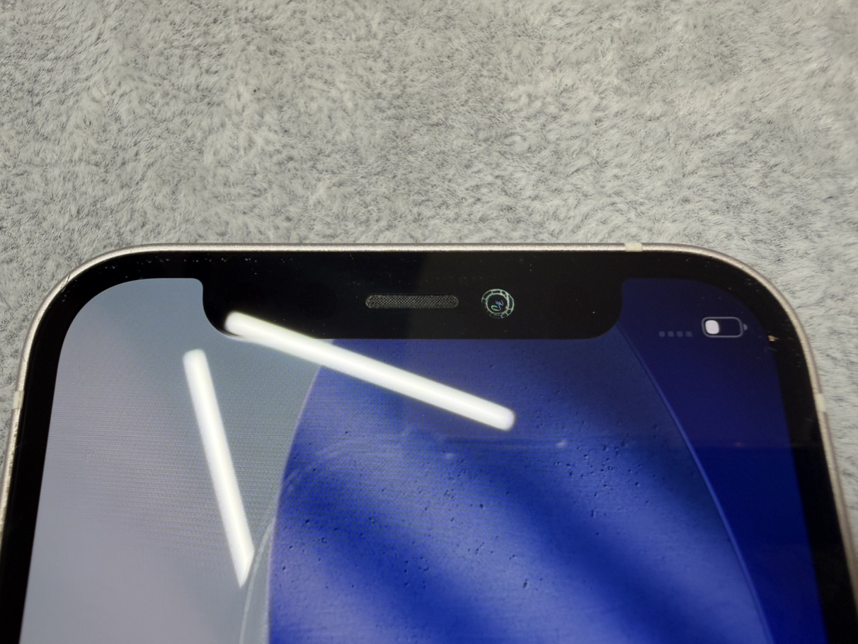 iPhone12mini分解中の様子・カメラ周辺の水没痕洗浄作業(修理工房横浜関内店)