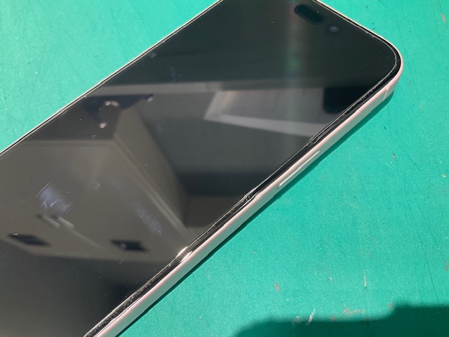 押せなくなったiPhone 15の電源ボタンを内部調整で改善！ スマホ修理工房新狭山店