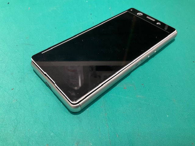 画面と基板まで持ち上がるほど膨張したXperia Aceのバッテリー交換！ 【スマホ修理工房新狭山店】