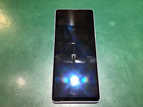 Xperia 10 Vの画面割れもすっきり解消！極上の有機EL表示を取り戻す画面交換工程
