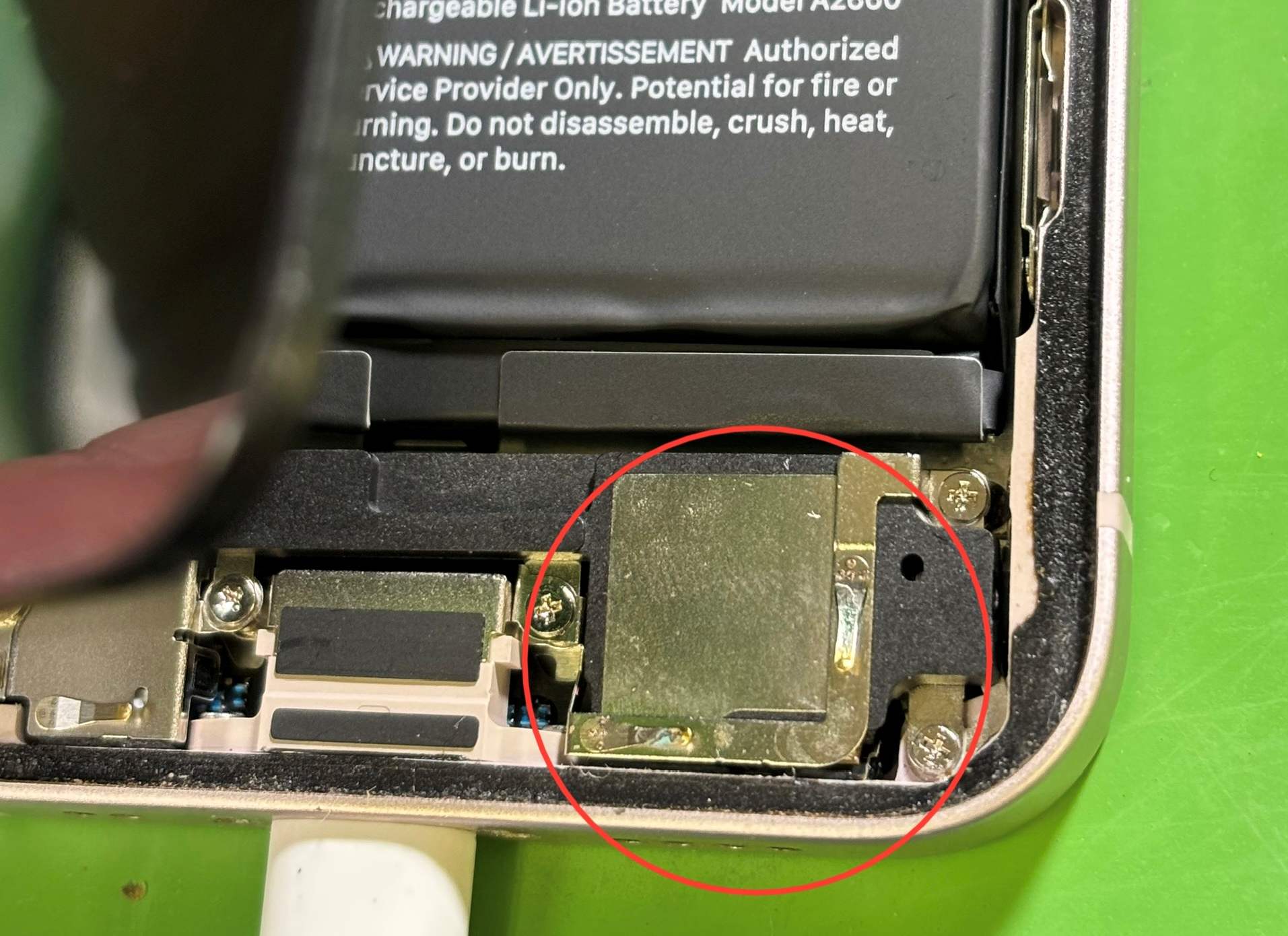 iPhone13miniが突然緑色にフラッシュ！【中央林間店】
