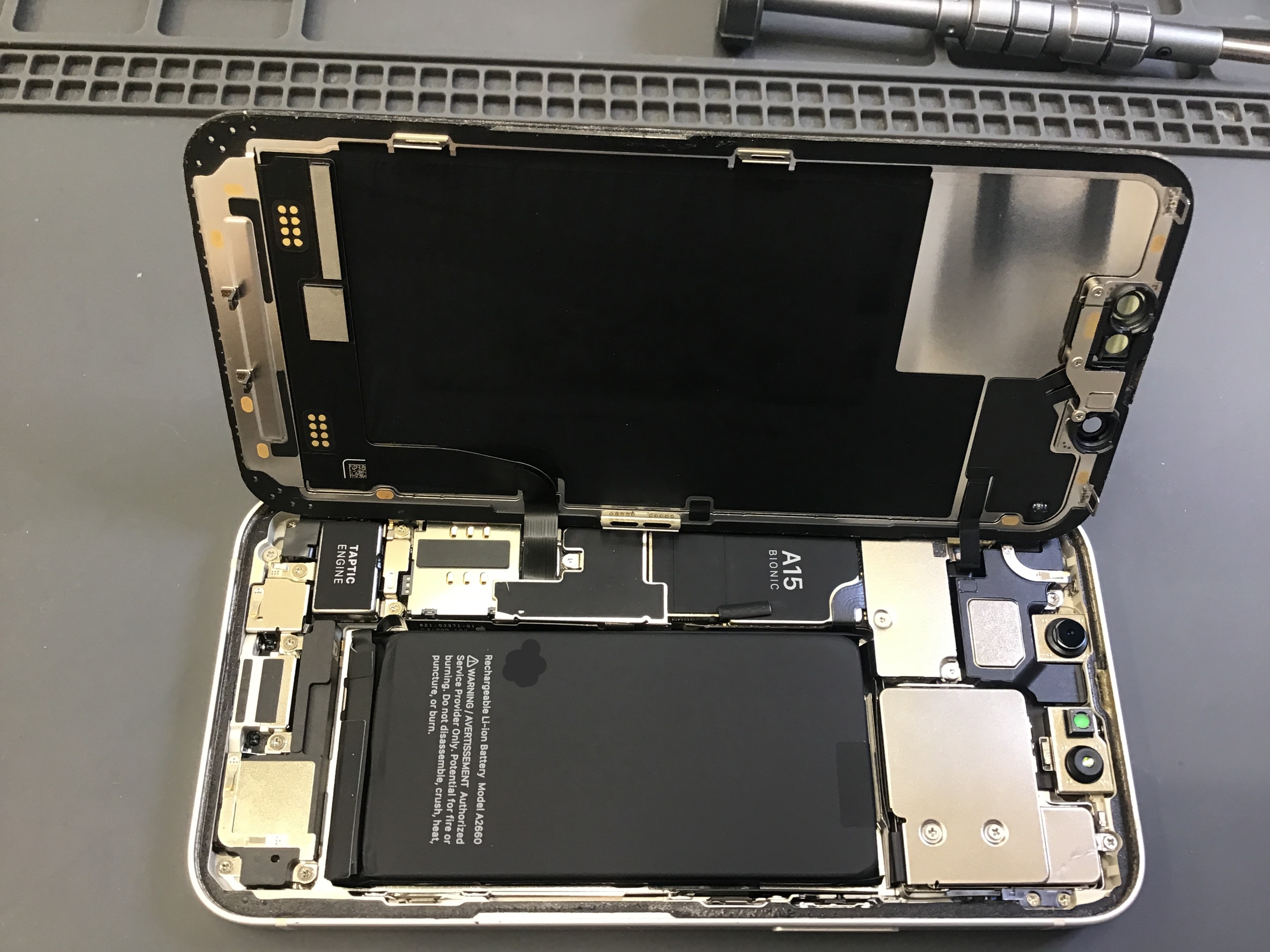 iPhone12のバッテリー修理　データをそのまま・最短即日修理のスマホ修理工房八王子オクトーレ店にご相談ください！