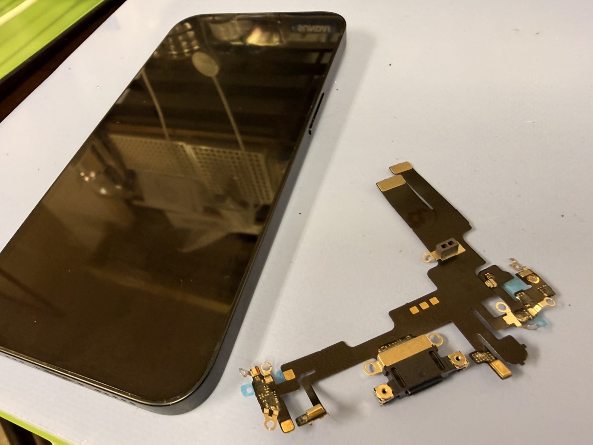 【中央林間】iPhone 14のドックコネクター交換を即日修理！