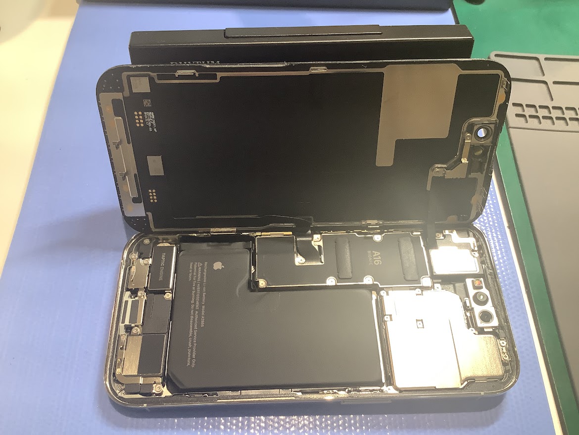 iPhone14Proのバッテリー交換ならデータをそのまま・最短即日修理のスマホ修理工房ラザウォーク甲斐双葉店へ！