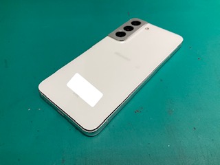 「チェックバッテリー」と表示され起動できないGalaxy S22をバッテリー交換！ 【スマホ修理工房新狭山店】