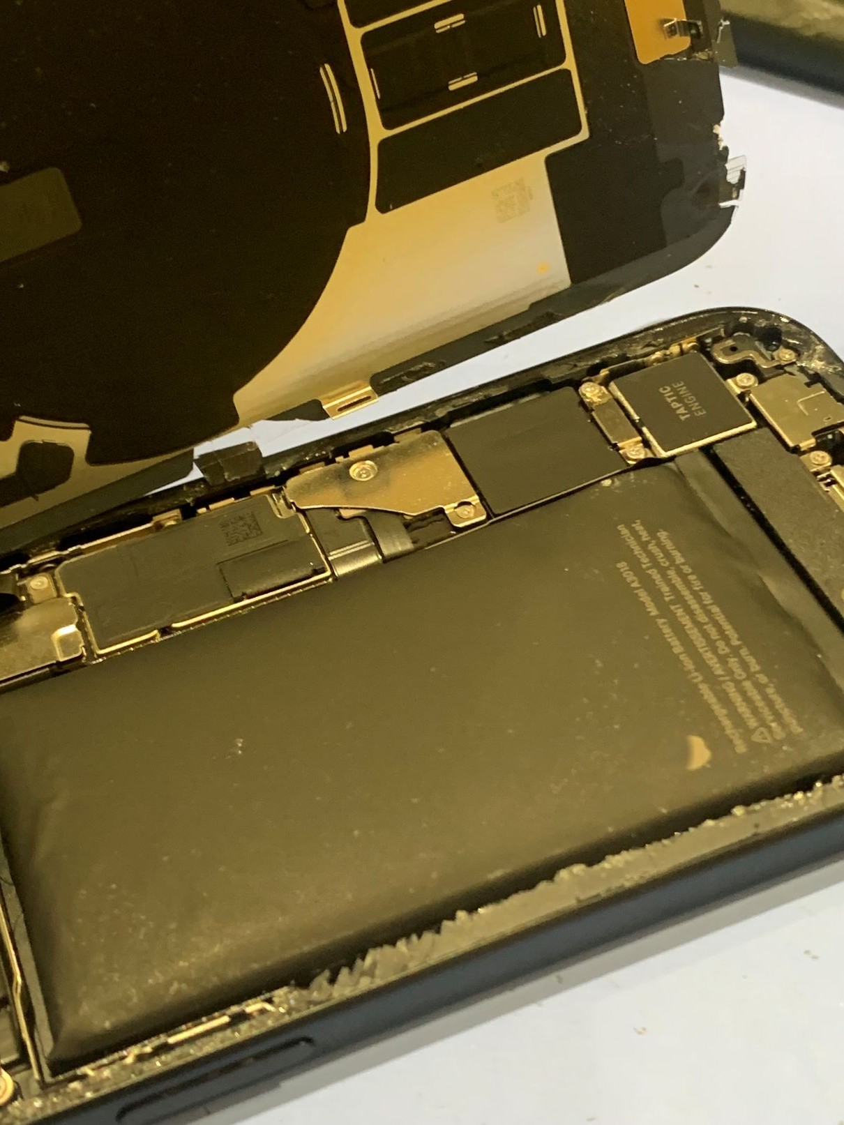 iPhone15 背面割れ、再起動 / 草加市からご来店【スマホ修理工房フレスポ八潮店】