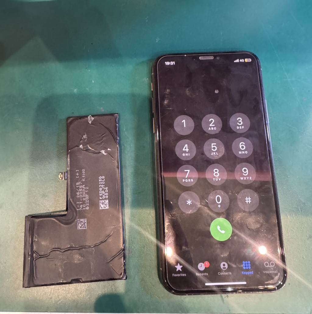 一度も交換していないiPhoneXSのバッテリー交換を行いました！【スマホ修理工房荻窪タウンセブン店】