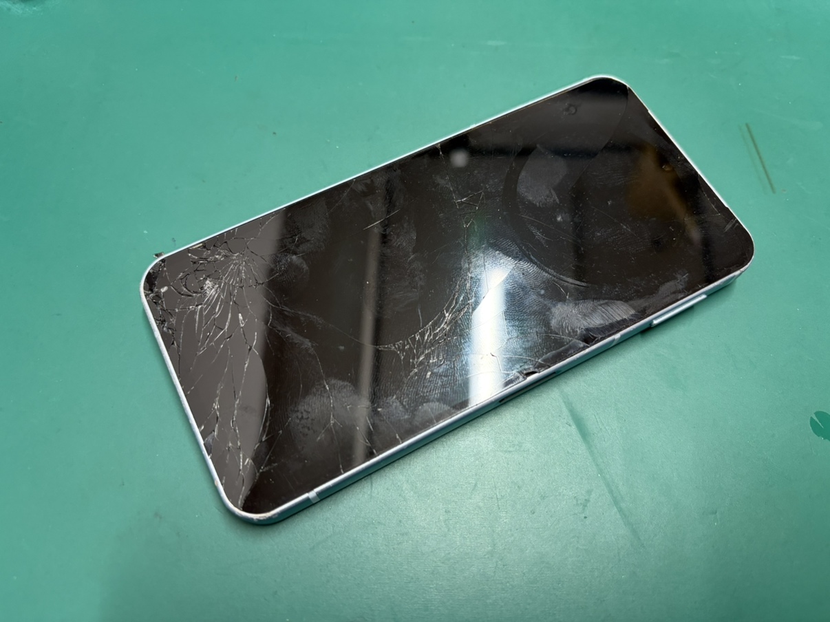 AQUOS sense9の画面が割れてしまった状態(横浜関内・修理工房横浜関内店)