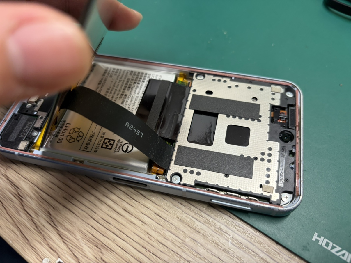 AQUOS sense9分解中の様子・画面パネル交換作業(修理工房横浜関内店)