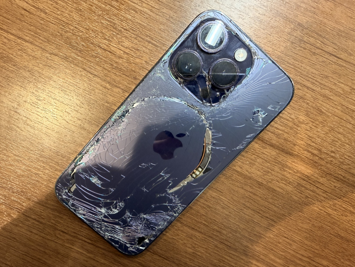 【横須賀】背面が大破したiPhone 14 Proをフレームごと交換｜起動不良はバッテリー交換で改善しました