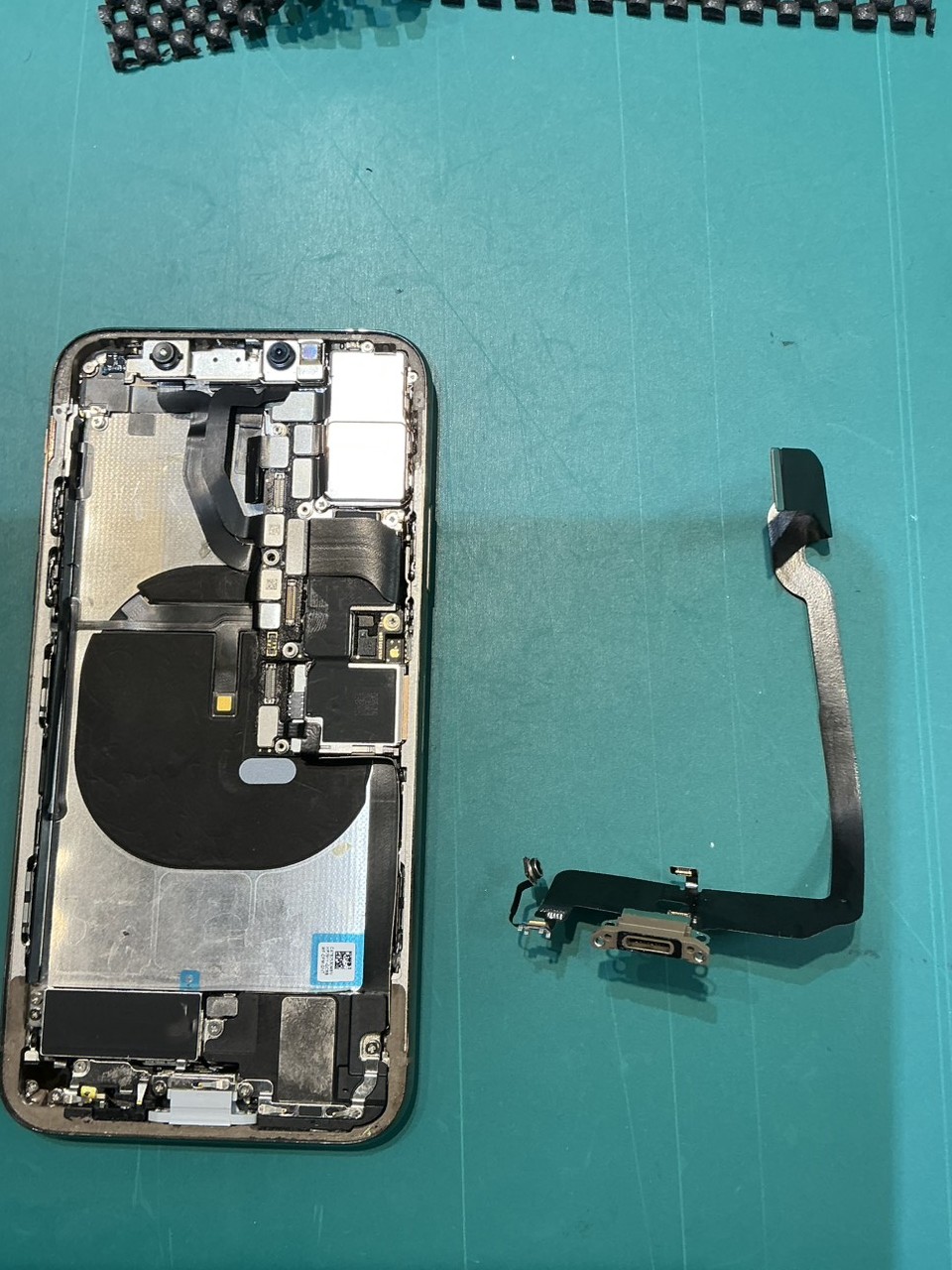 iPhone XSの充電コネクタを修理いたしました！　‐スマホ修理工房浦和パルコ店‐