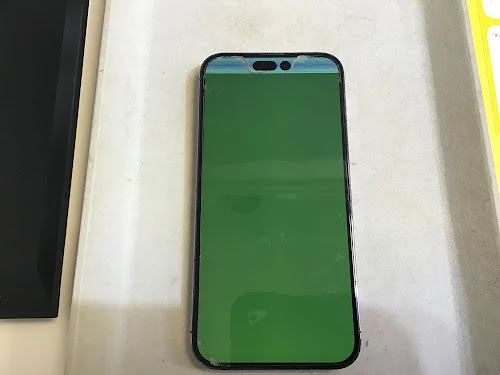 iPhone 14 Proの液晶漏れもスッキリ解決！クッキリ美しい画面を取り戻す精密交換手順